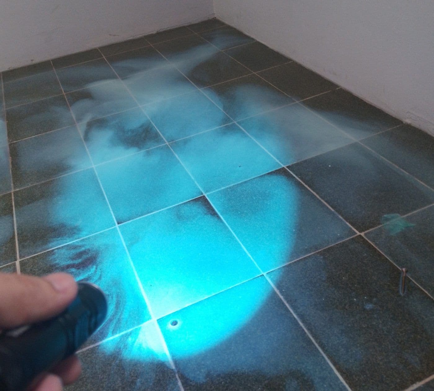 Traçador fluorescente aplicado no piso do banheiro