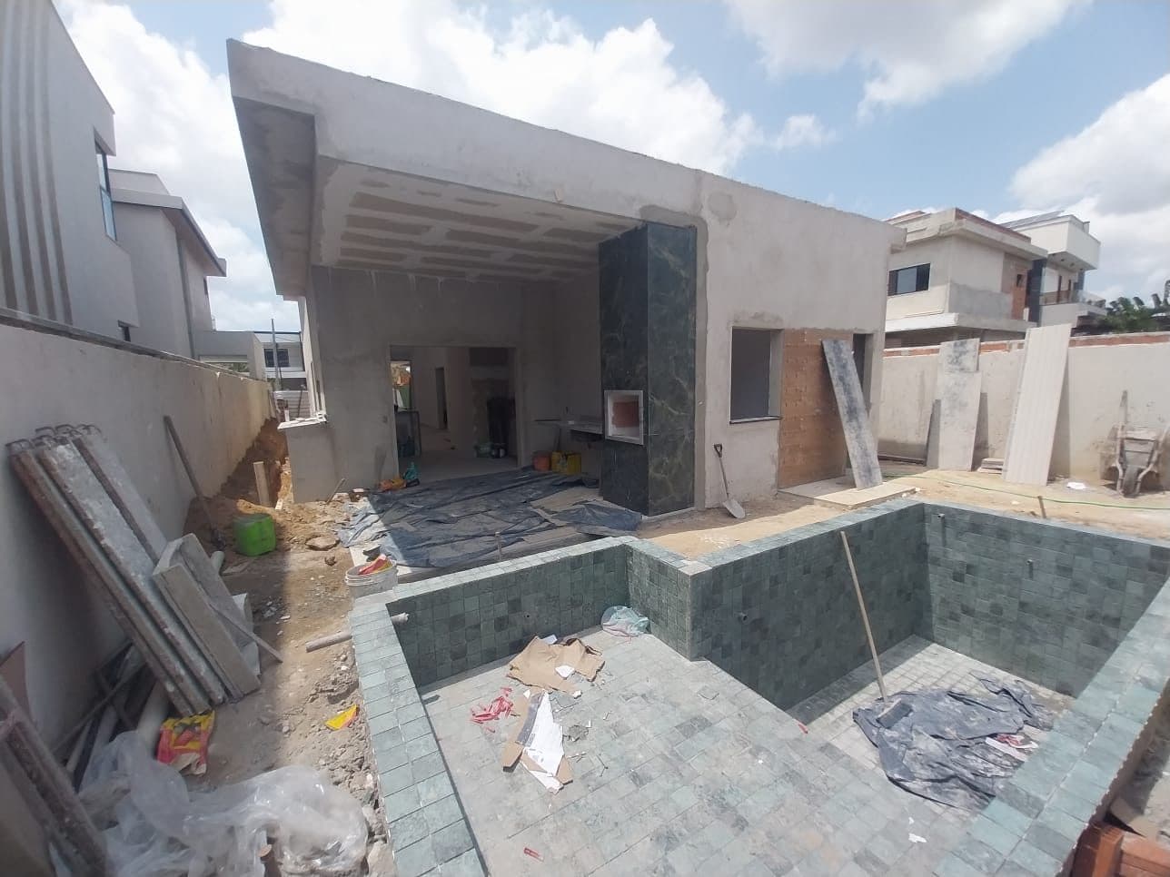 Casa em construção em condomínio