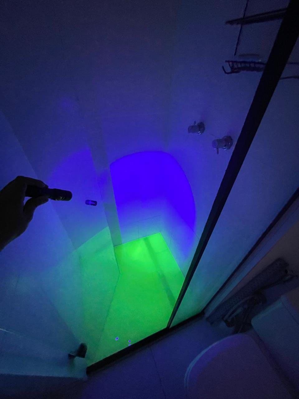 Traçador UV no box do banheiro
